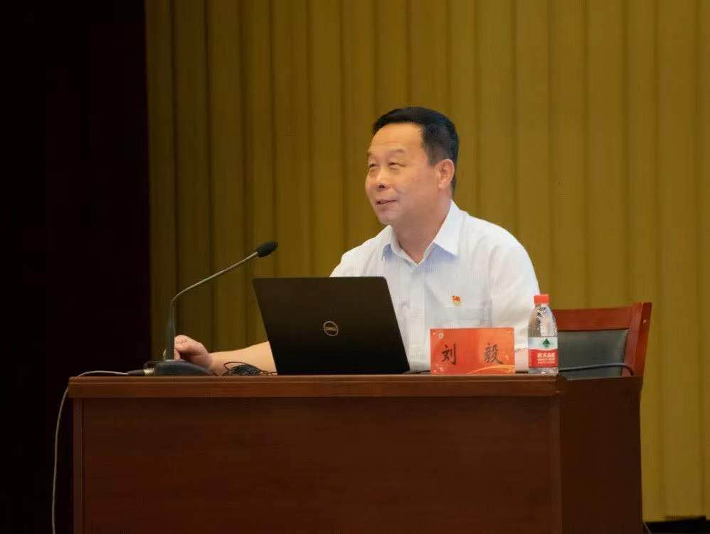 刘毅书记进行理想信念教育与素质教育郭义教授进行校史校情教育与专业
