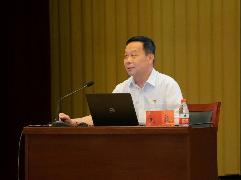 中医学院党委书记刘毅为2020级新生进行入学教育第一讲